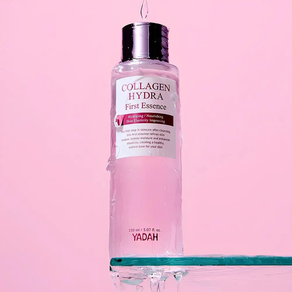 Fles met roze vloeistof, etiket 'Collagen Hydra First Essence' en 'YADAH'.