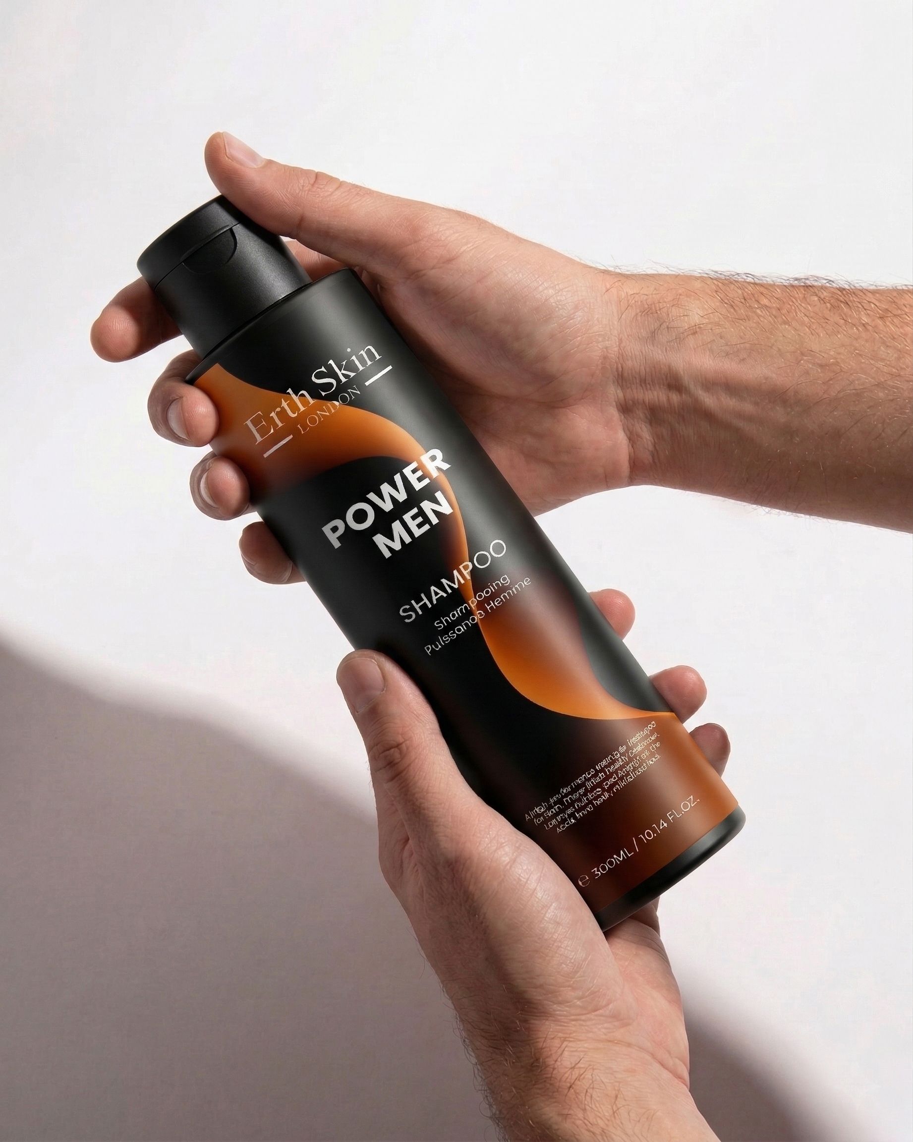 Erth Skin London Power Men Shampoo fles in handen.