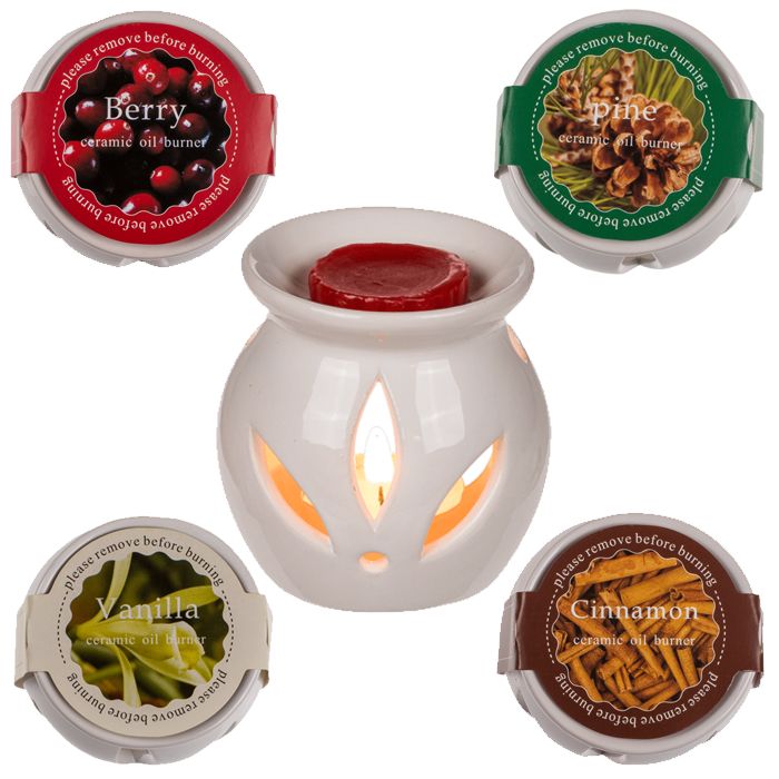 Keramische oliebrander met geurmelts. Wit, met bloemvormige uitsparingen. Rode melt bovenop, vier geurmelts ernaast.