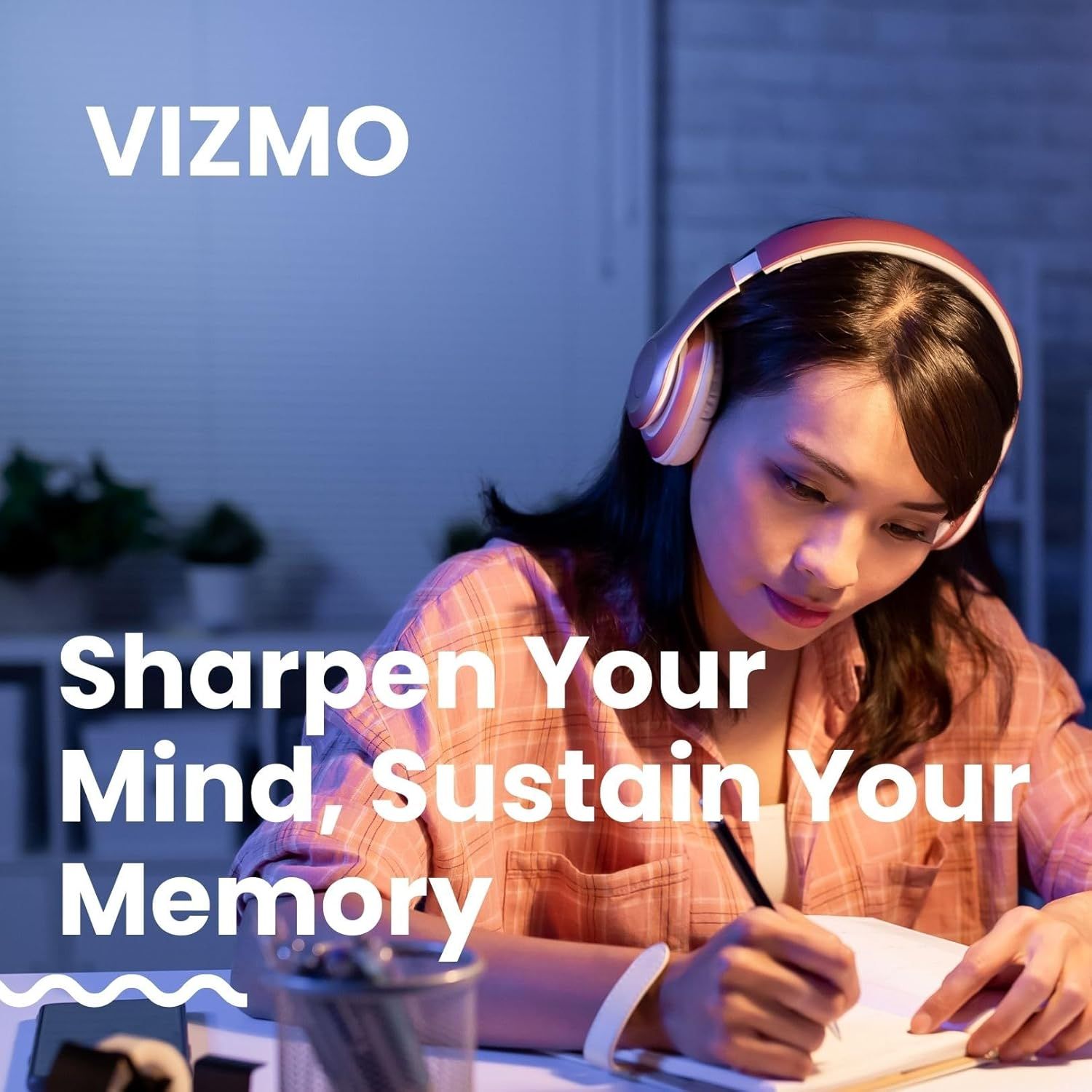 Femme avec casque écrit. Texte: Vizmo. Renforcez votre esprit, soutenez votre mémoire.