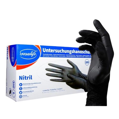 Boîte blanche de gants d'examen Gesalife Nitrile sans poudre. Une main porte un gant noir.