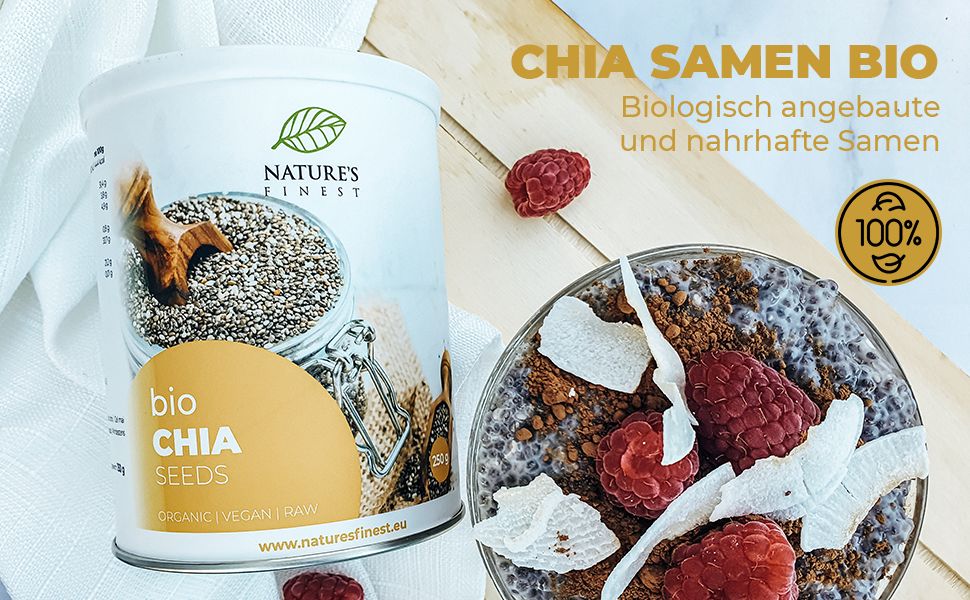 Nature's Finest Bio Chia Seeds en boîte, à côté d'un bol de graines de chia, baies et copeaux de noix de coco.