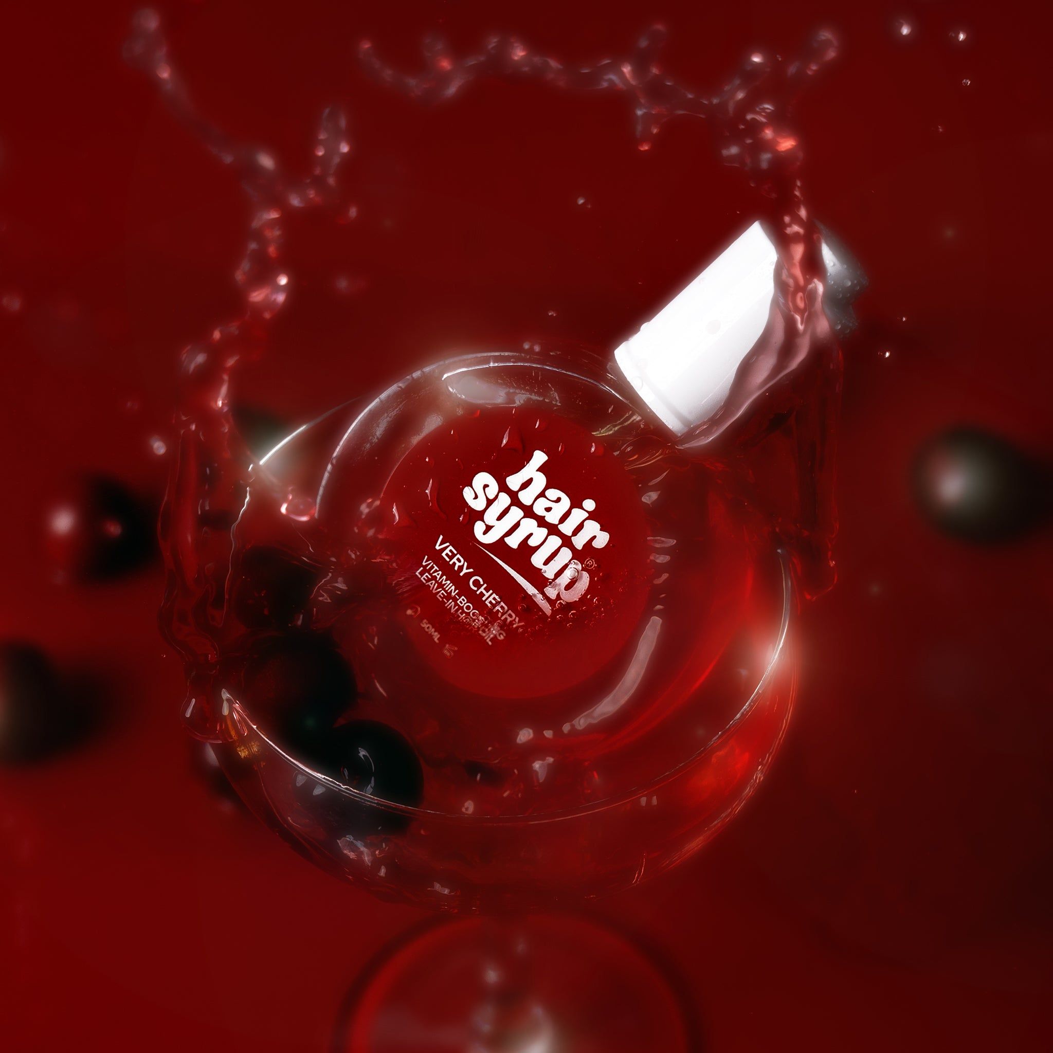 Ronde fles met rode vloeistof, omringd door spatten. Witte dop, rood etiket.