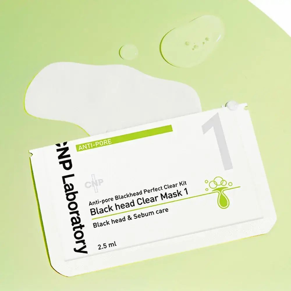 Verpakking van masker 1 van de CNP Laboratory Anti-Pore Clear Kit. Witte sachet met groene accenten. Productinformatie.
