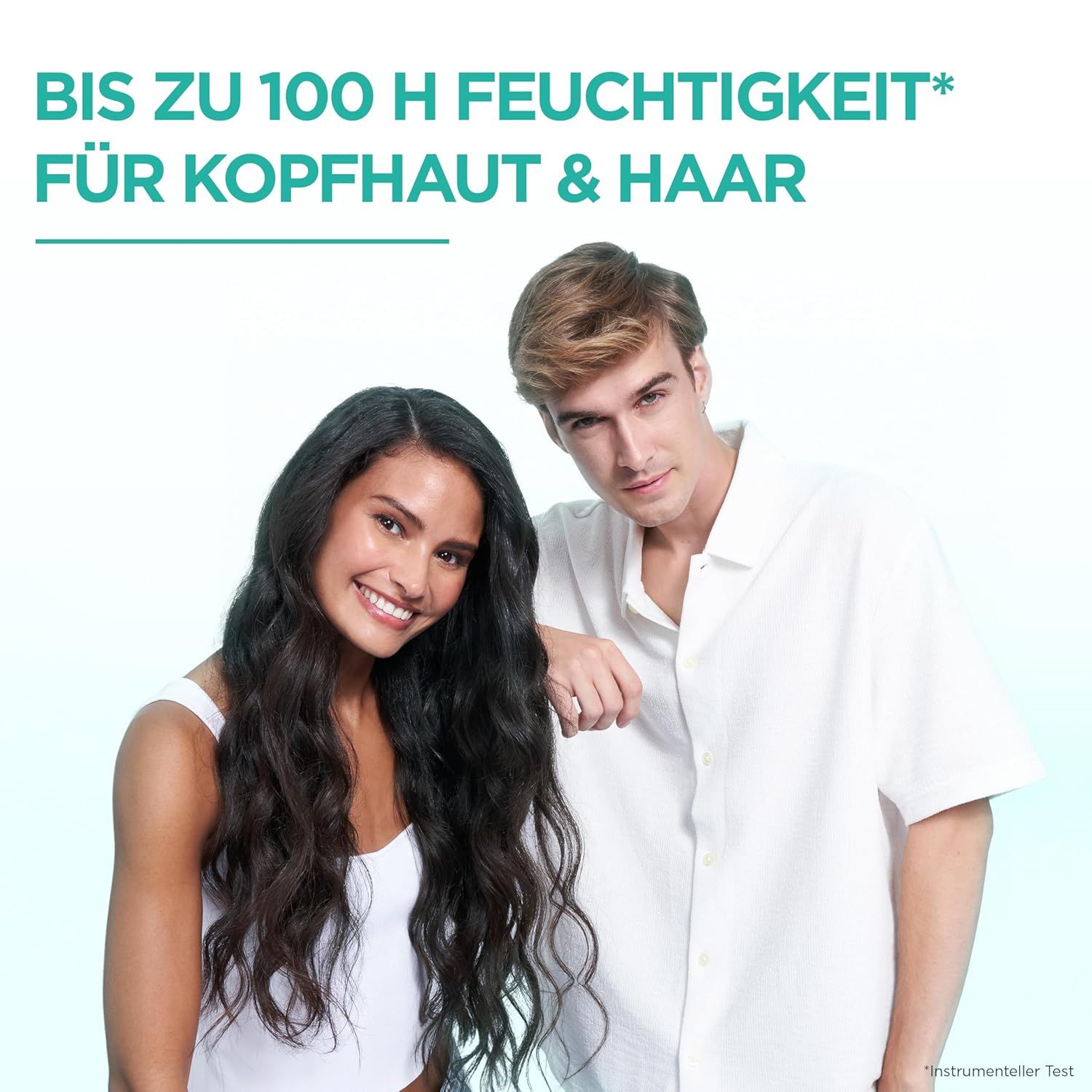 Een man en een vrouw lachen in de camera. Ze hebben beide een lichte huid en lichte kleding. De vrouw heeft lang, donker haar.