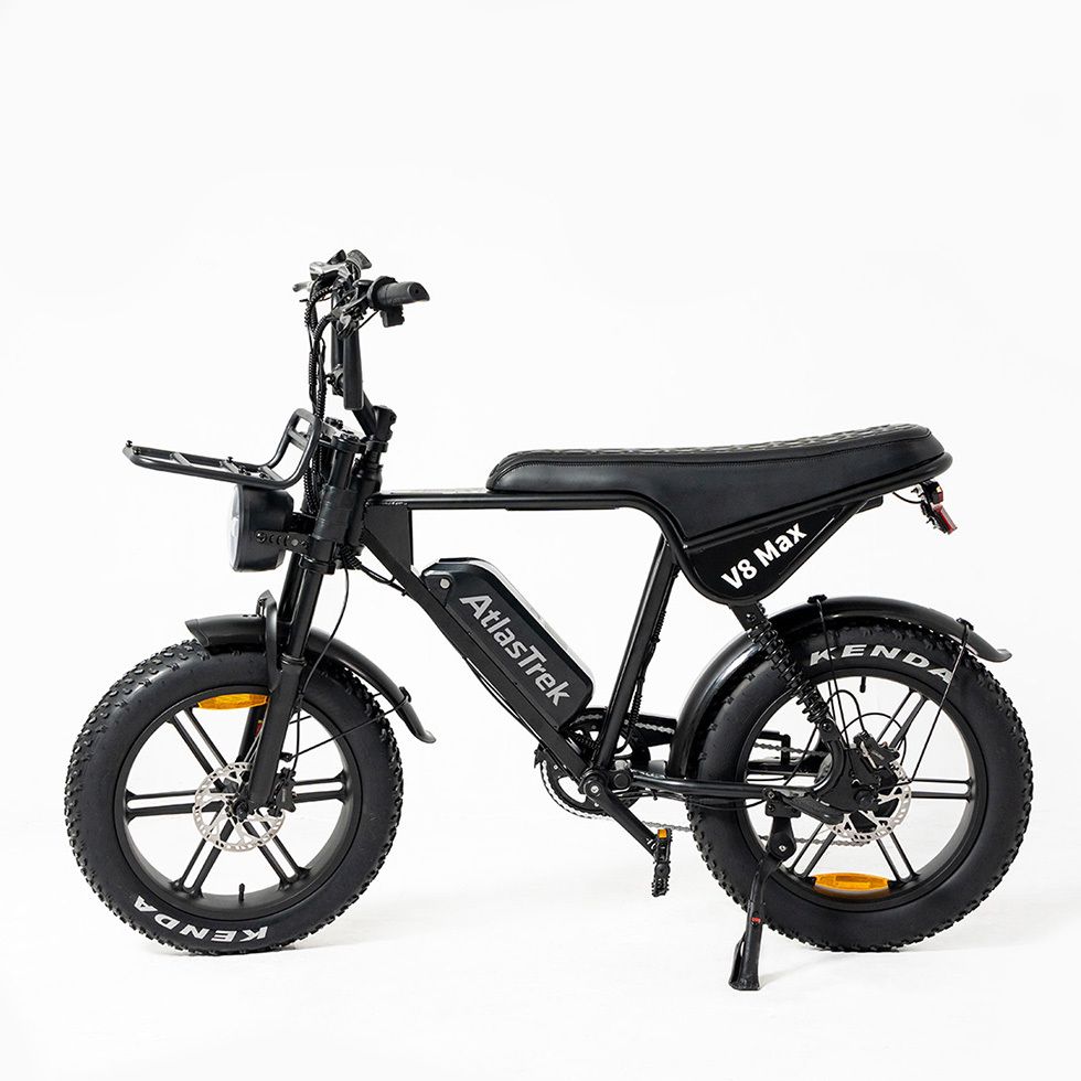 Zwarte e-bike met Kenda-banden, bagagerek, koplamp en V8 Max-opschrift. Accu met AtlasTrek-logo.
