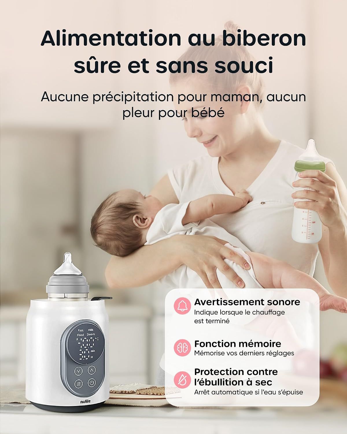 Un chauffe-biberon blanc avec écran numérique et commandes, à côté d'une mère tenant un bébé et une bouteille à la main.