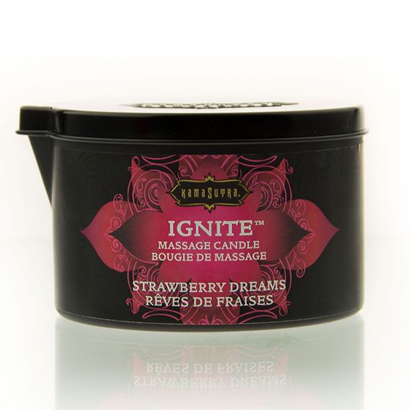 Zwarte houder met deksel. Opschrift: Kamasutra, Ignite, Strawberry Dreams, Massage Candle. Vooraanzicht van het product.