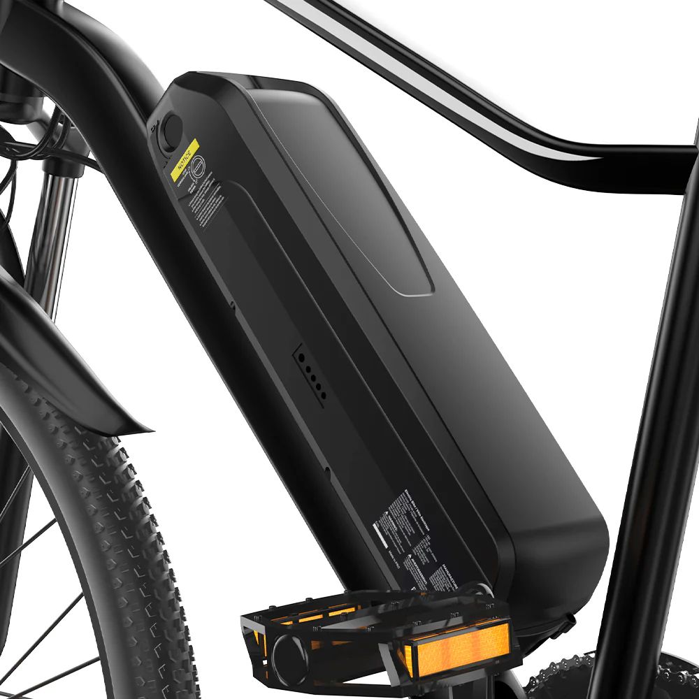 Gros plan de la batterie d'un vélo électrique noir. Batterie fixée au cadre. Détails.