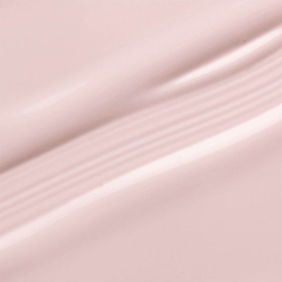 Gros plan sur du vernis à ongles rose. Surface brillante avec reflets.