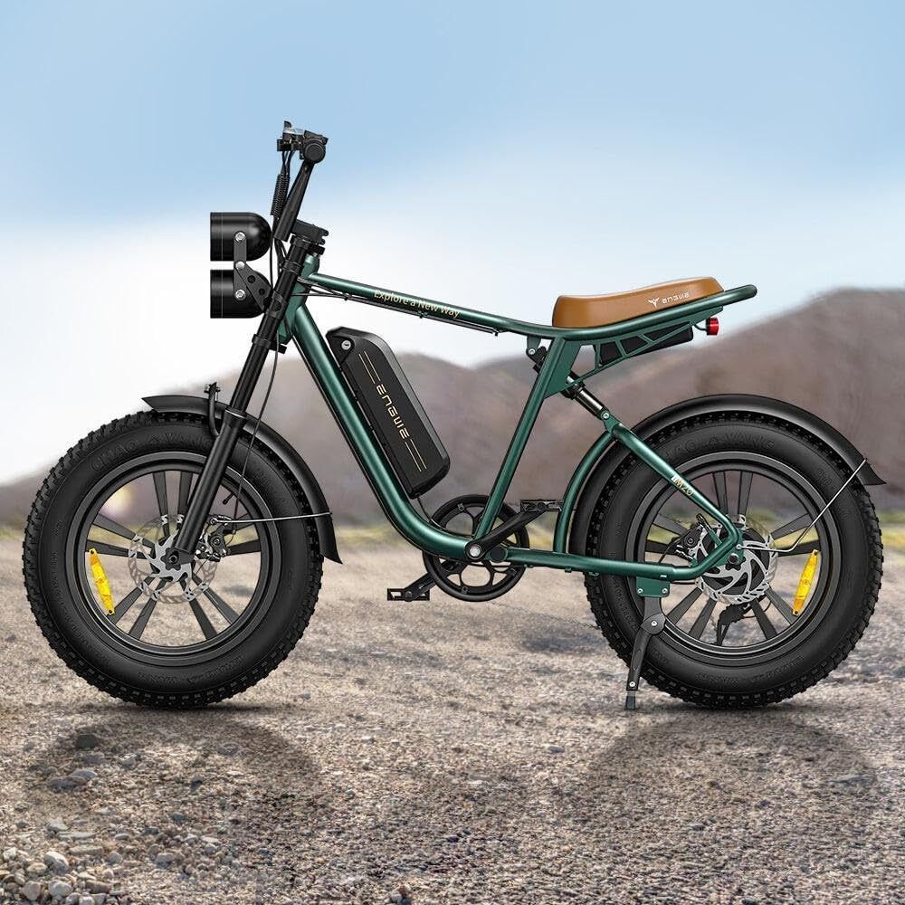 Vélo électrique vert avec selle marron. Pneus noirs, phares et batterie. Arrière-plan de terrain.