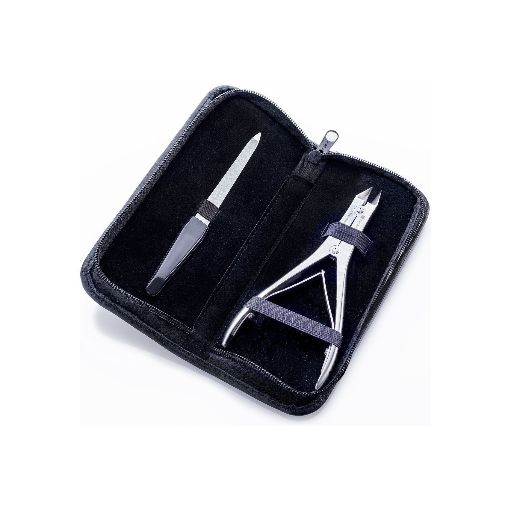 Zwarte etui met ritssluiting, met een nagelvijl en een nagelknipper met dubbele scharnier. De knipper is zilverkleurig. De vijl is van metaal.
