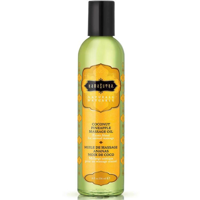 Groene fles met zwarte dop. Etiket met Kamasutra-logo en tekst: Coconut Pineapple Massage Oil, Huile de massage.
