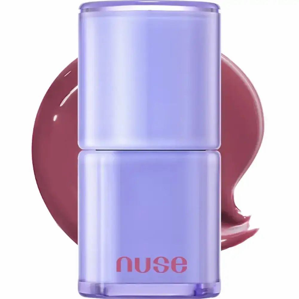 Lila lipgloss-container met roze kleurvlek. De container heeft een deksel en de tekst "nuse".