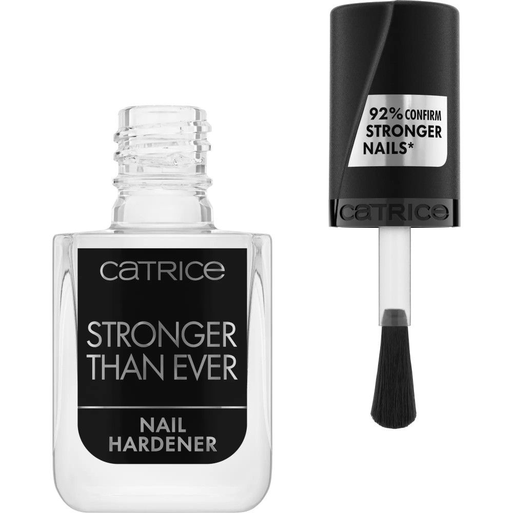 Nagelverharder fles met open dop en borstel. Opschrift: Catrice, Stronger Than Ever, Nail Hardener. 92% bevestigen sterkere nagels.