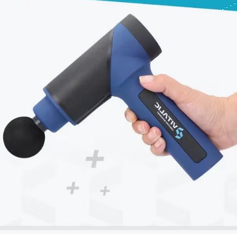 Pistolet de massage bleu tenu en main. Tête de massage noire. Logo VITALIC sur la poignée.