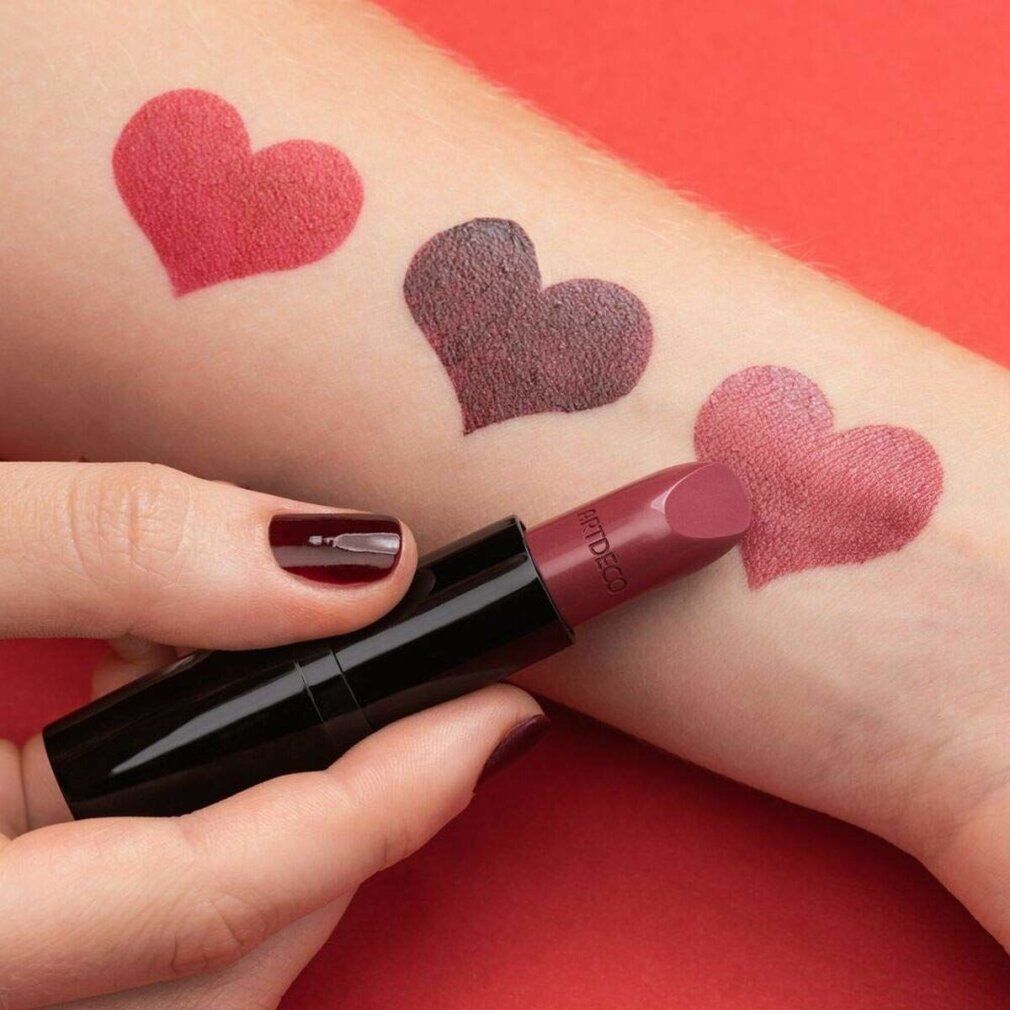 Arm met drie hartvormige lipstick swatches. Een lipstick met ARTDECO logo.