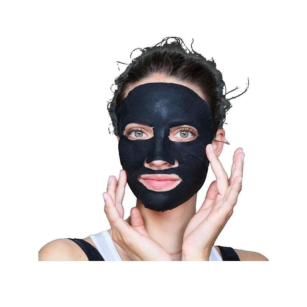 Vrouw met zwart gezichtsmasker. Het masker bedekt het gezicht, met openingen voor ogen en mond. Handen raken het masker aan.