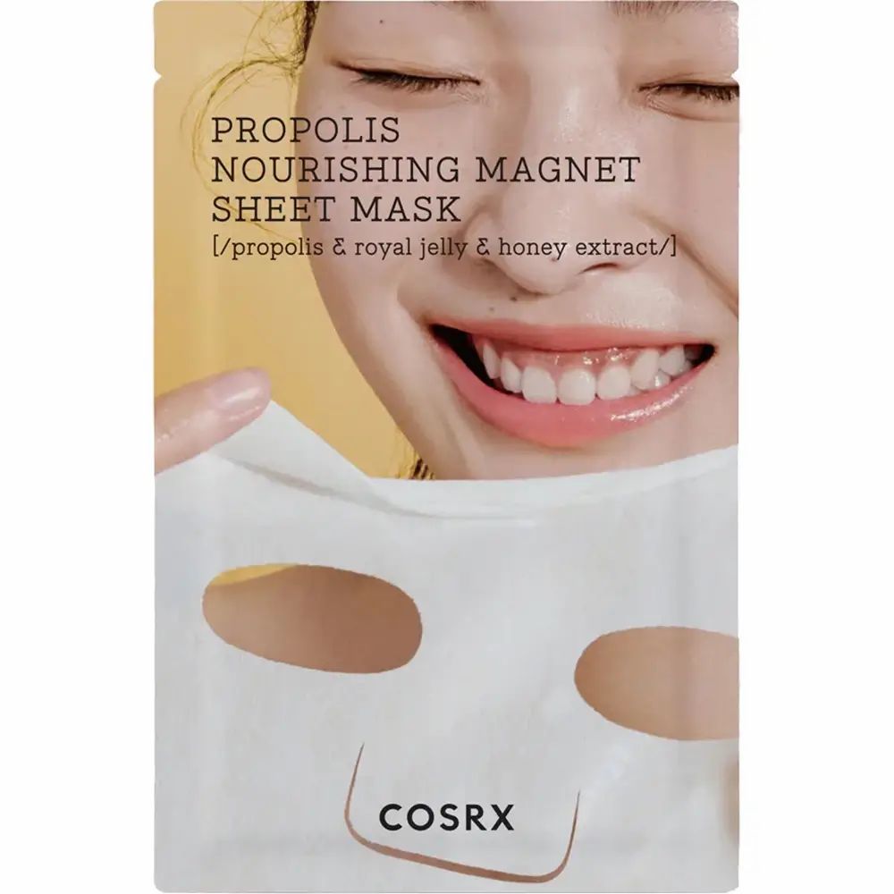 Masque facial avec texte: PROPOLIS NOURISHING MAGNET SHEET MASK. Marque: COSRX. Masque avec ouvertures yeux et bouche, tenu sur le visage.