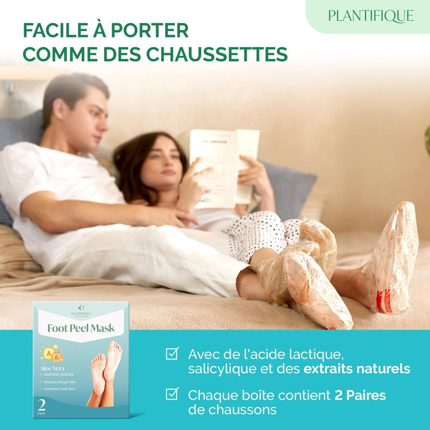 Un couple porte des masques pour les pieds sur leurs pieds tout en étant assis sur un lit et en lisant. L'emballage du produit est visible.
