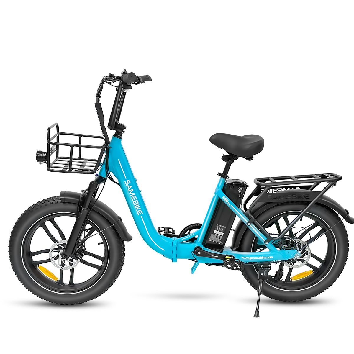 Turquoise SAMEBIKE C05 Pro e-bike. Zwarte banden, mand, bagagerek. Merk SAMEBIKE zichtbaar.