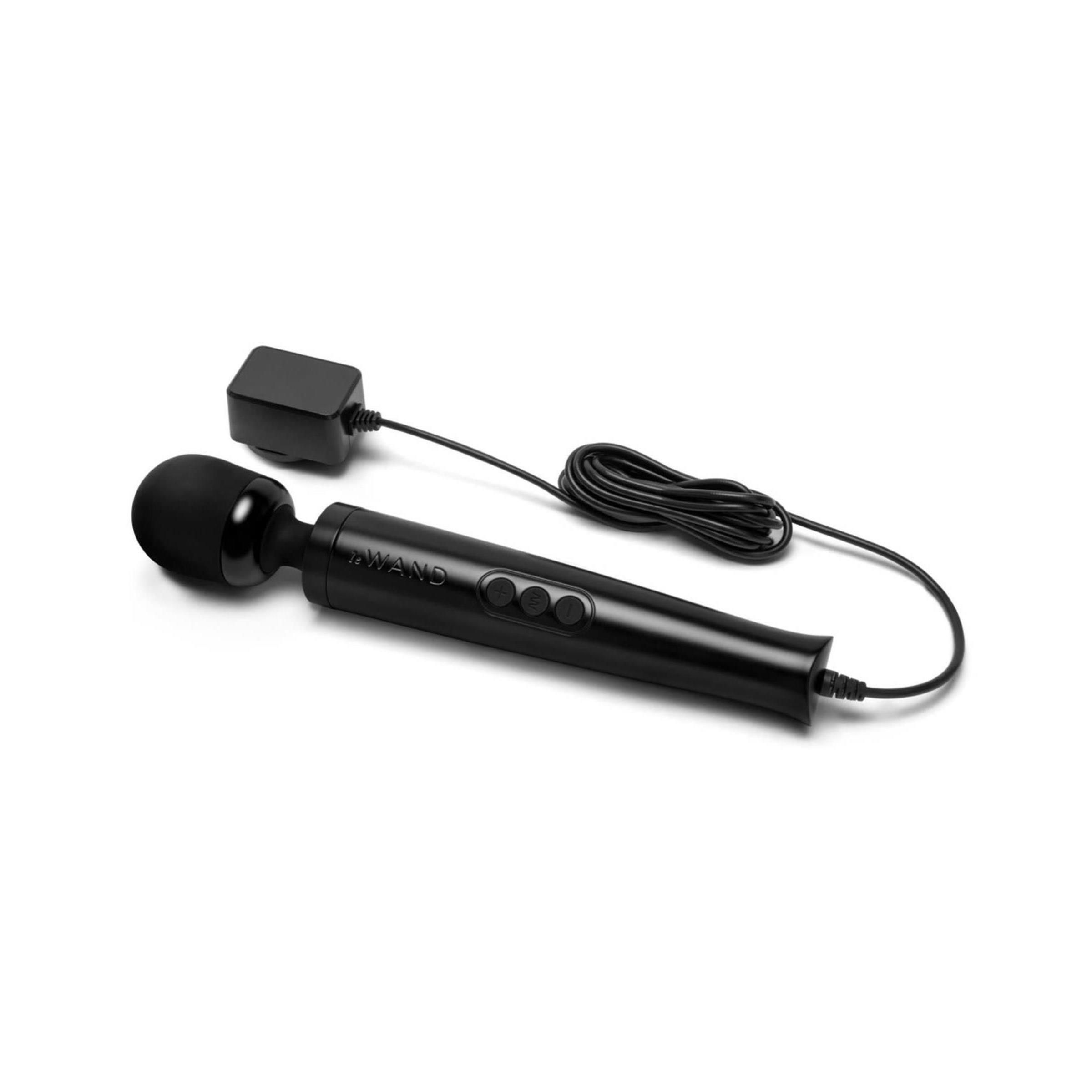 Zwarte massagestaaf "Diecast Plug-In" met adapter en kabel.