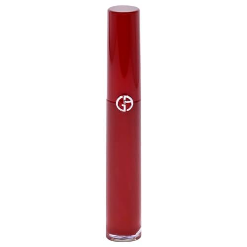 Rode lipstick in langwerpige, cilindrische vorm. Zilverkleurig logo. Transparante bodem.