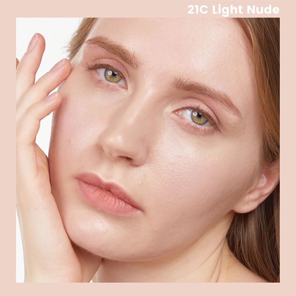 Gros plan d'un visage avec BB Moringa Ceramide 21C Light Nude appliqué.