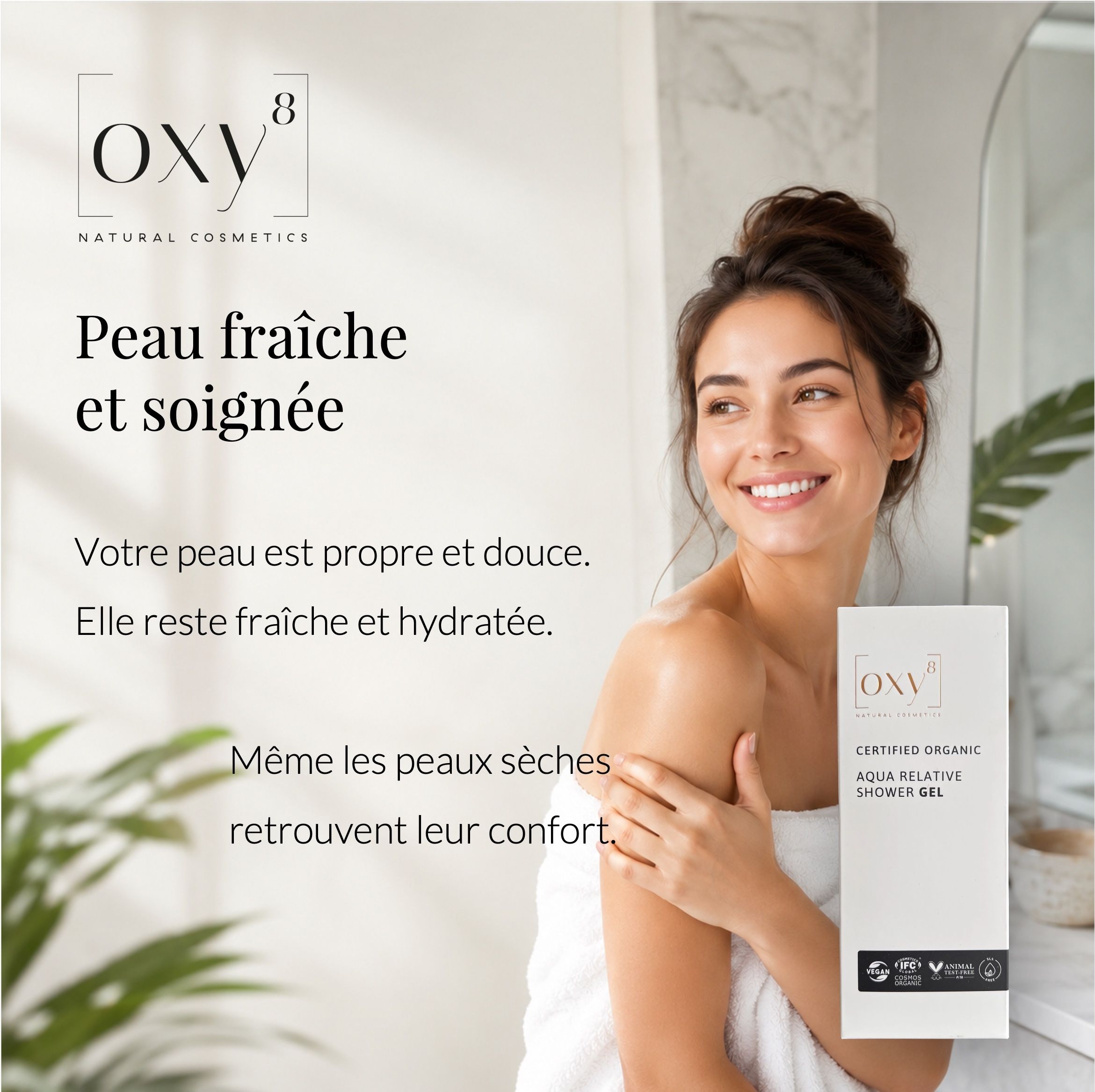 Couple souriant. Homme tenant une lotion. Texte sur peau ferme.