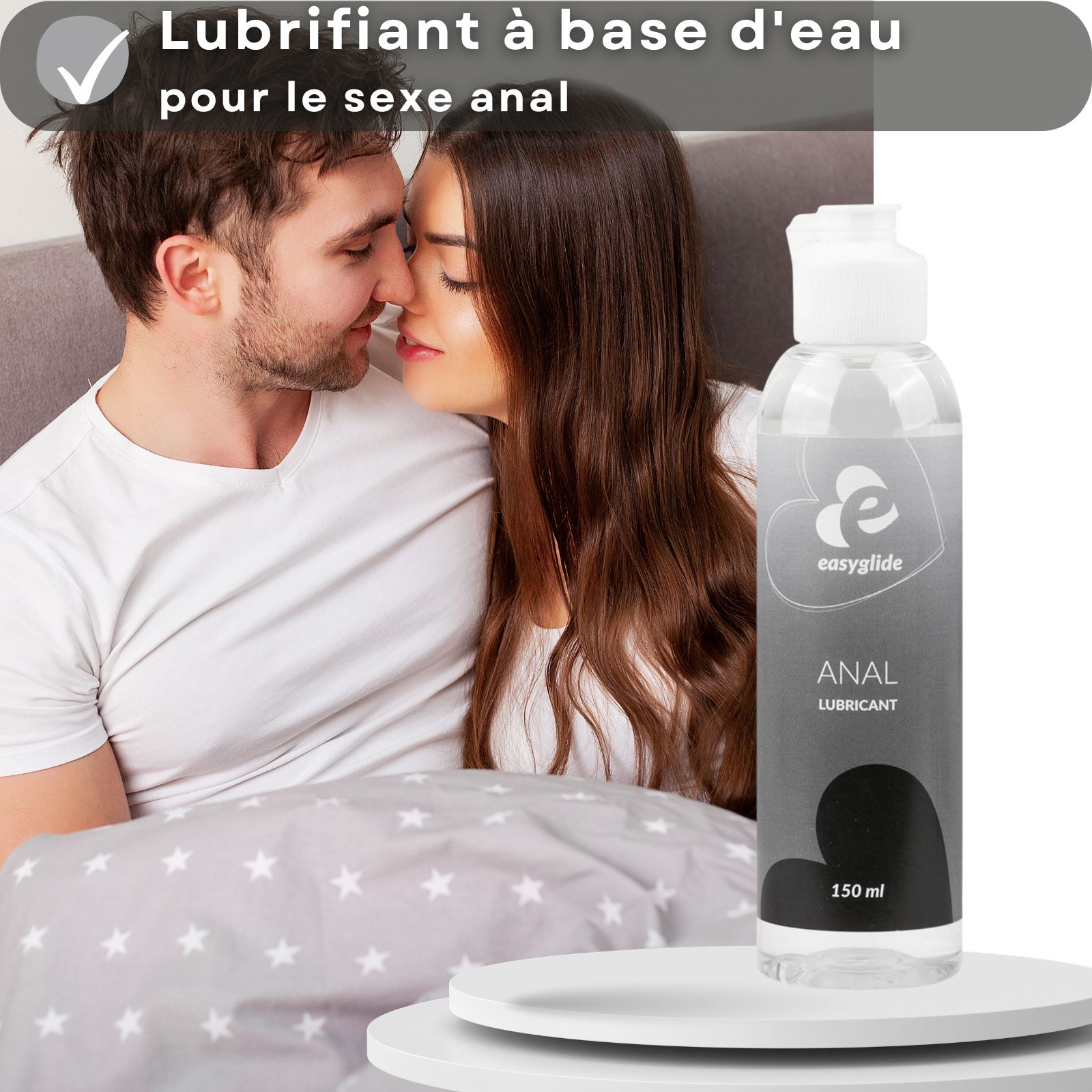 Couple s'embrassant. À côté, flacon de gel lubrifiant anal. Inscription: easyglide, ANAL LUBRICANT, 150 ml.