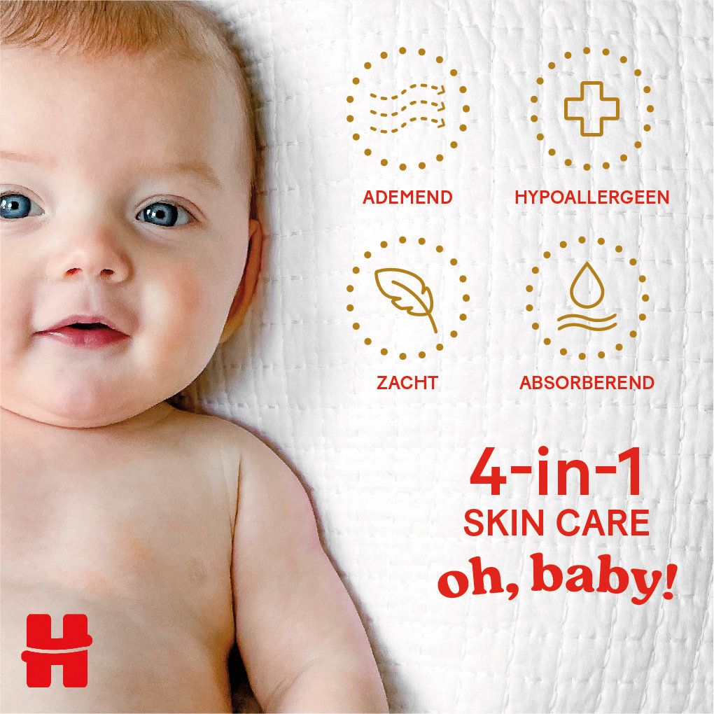 Gros plan d'un bébé. Soin de la peau 4-en-1. Symboles respirant, hypoallergénique, doux et absorbant. Logo Huggies.