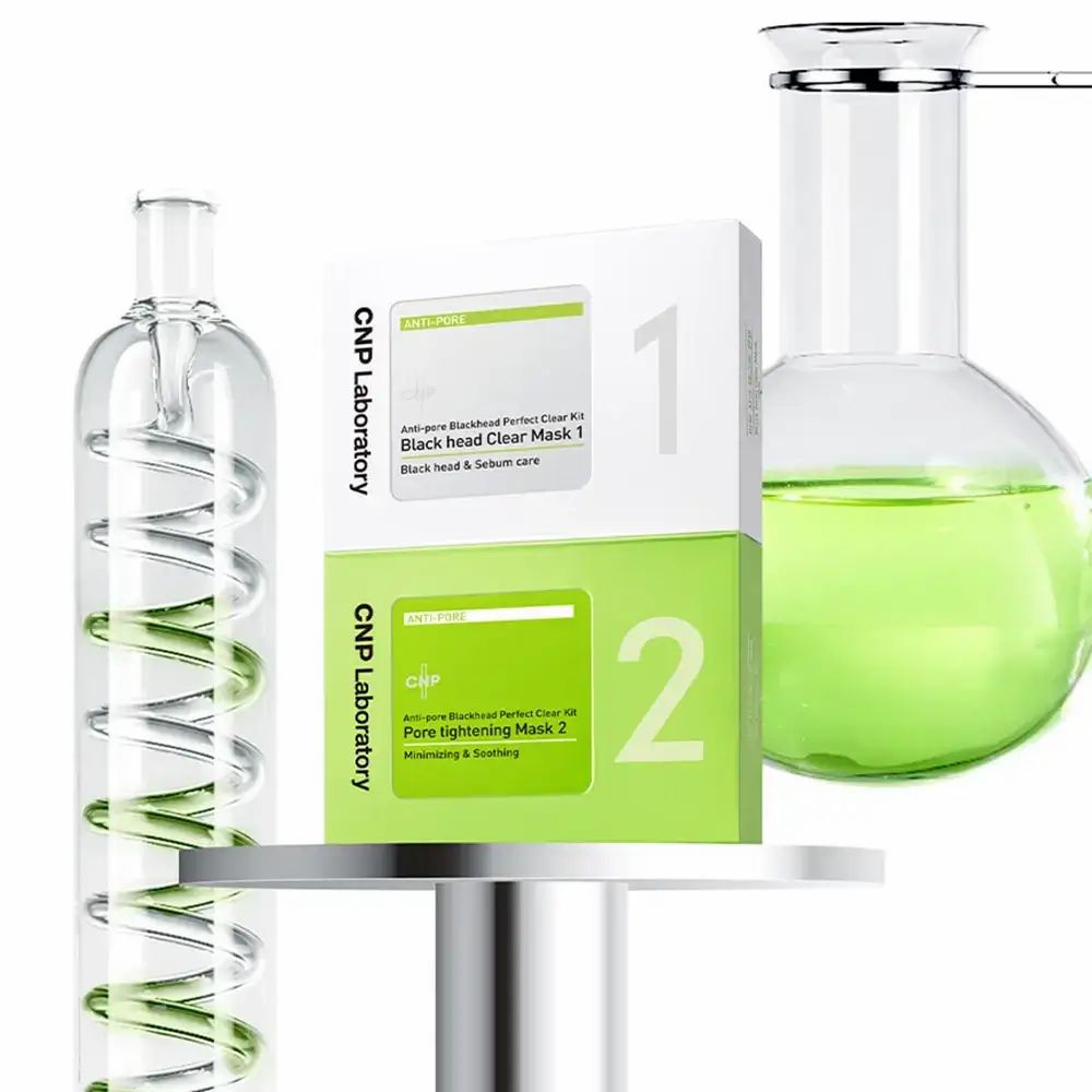 CNP Laboratory Anti-Pore Clear Kit met masker 1 en 2. Geplaatst naast glazen containers. Productinformatie op de verpakking.