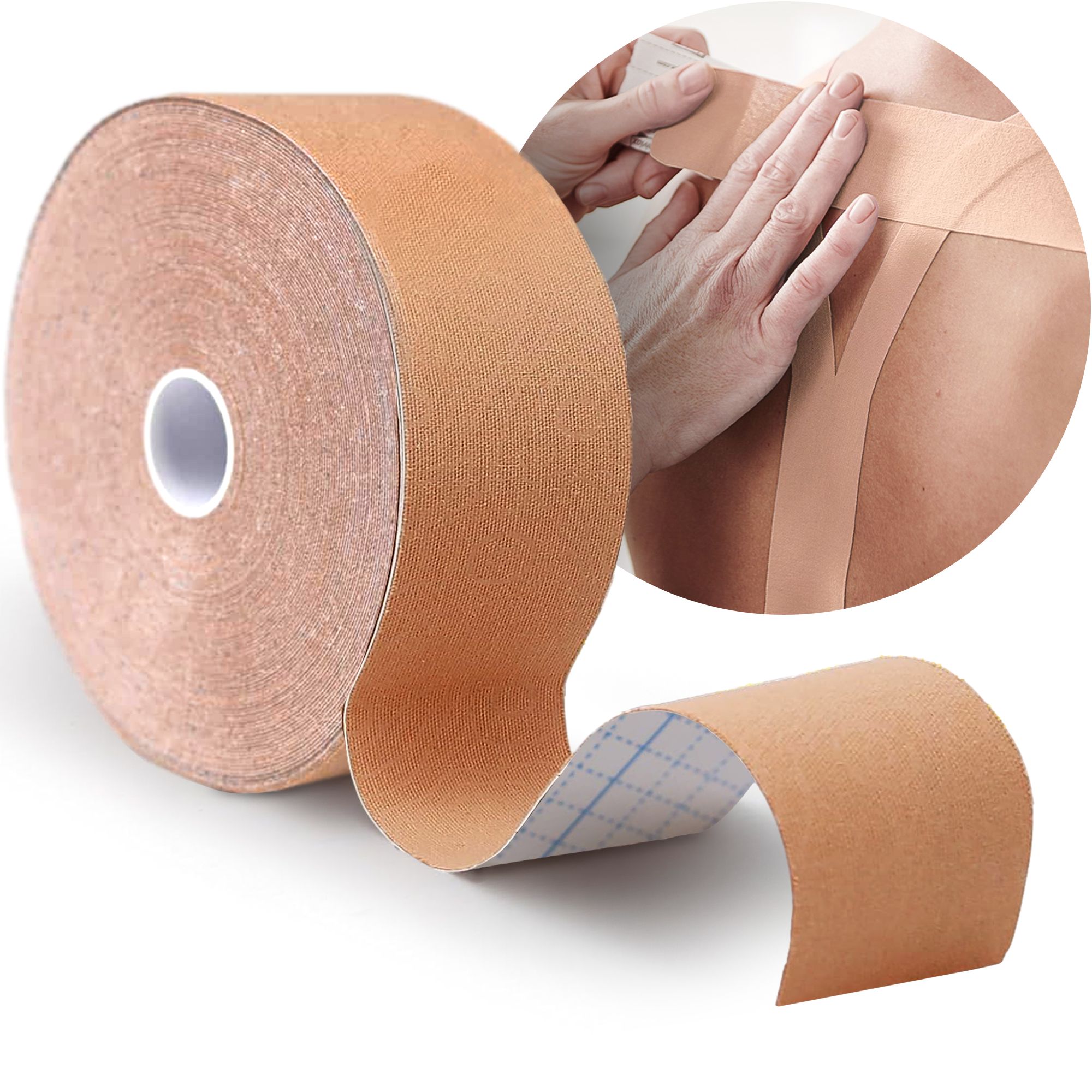 Rol beige kinesiotape. Detail: toepassing op arm. Afgerolde tape met geruit rugpapier.