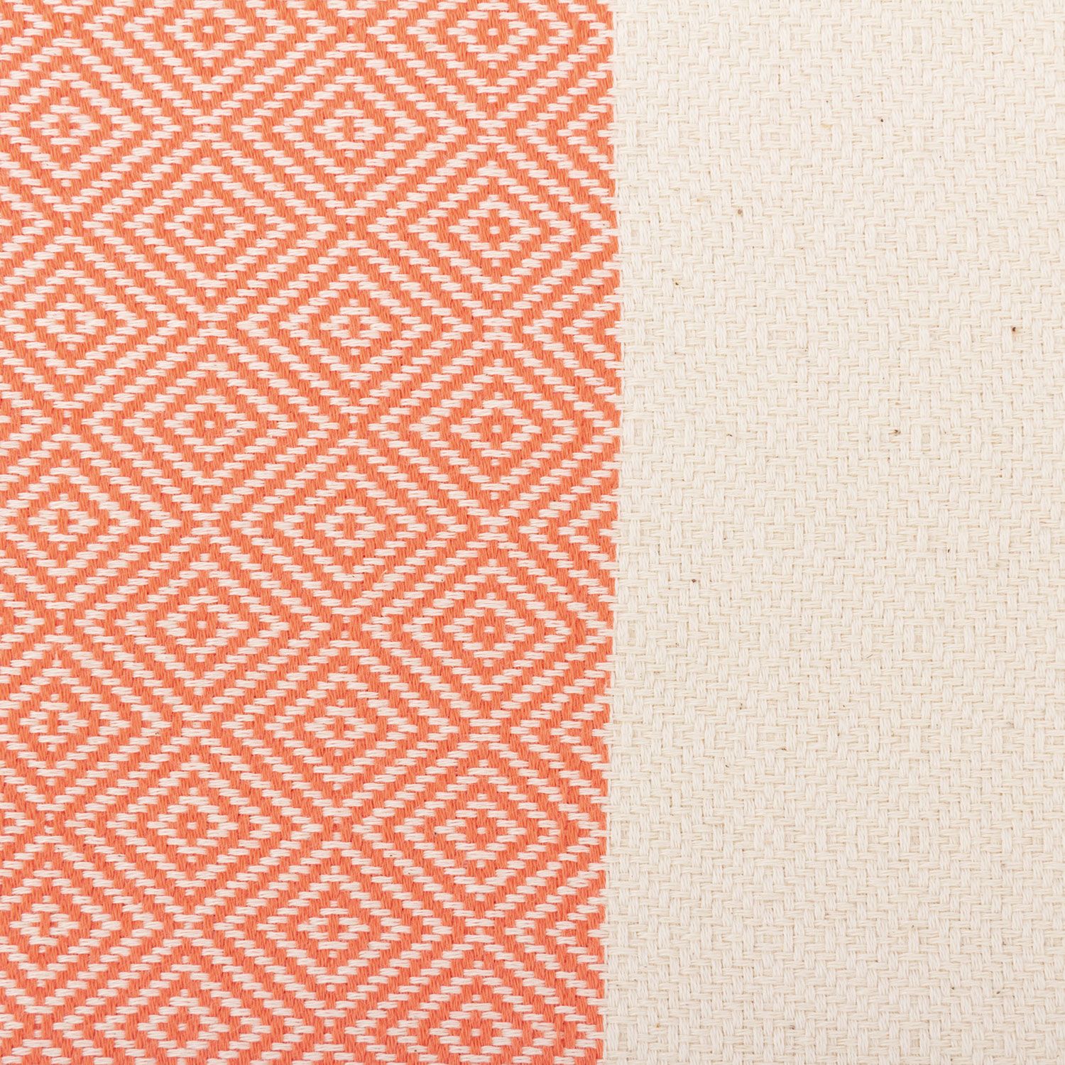 Close-up hamamdoek, rood-oranje/natuur. Geometrisch patroon. Katoen.