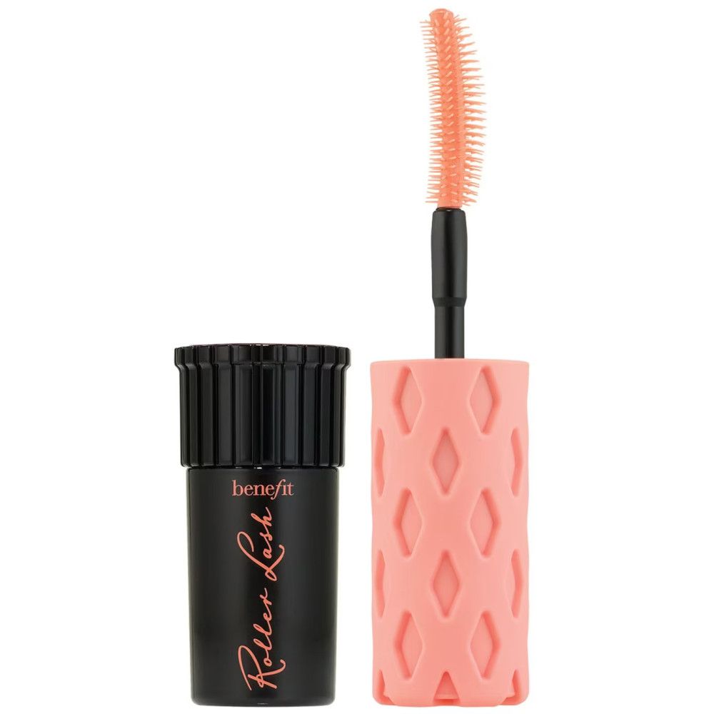 Zwarte mascaratube met roze handvat. Tekst: Benefit, Roller Lash. Borstel zichtbaar.