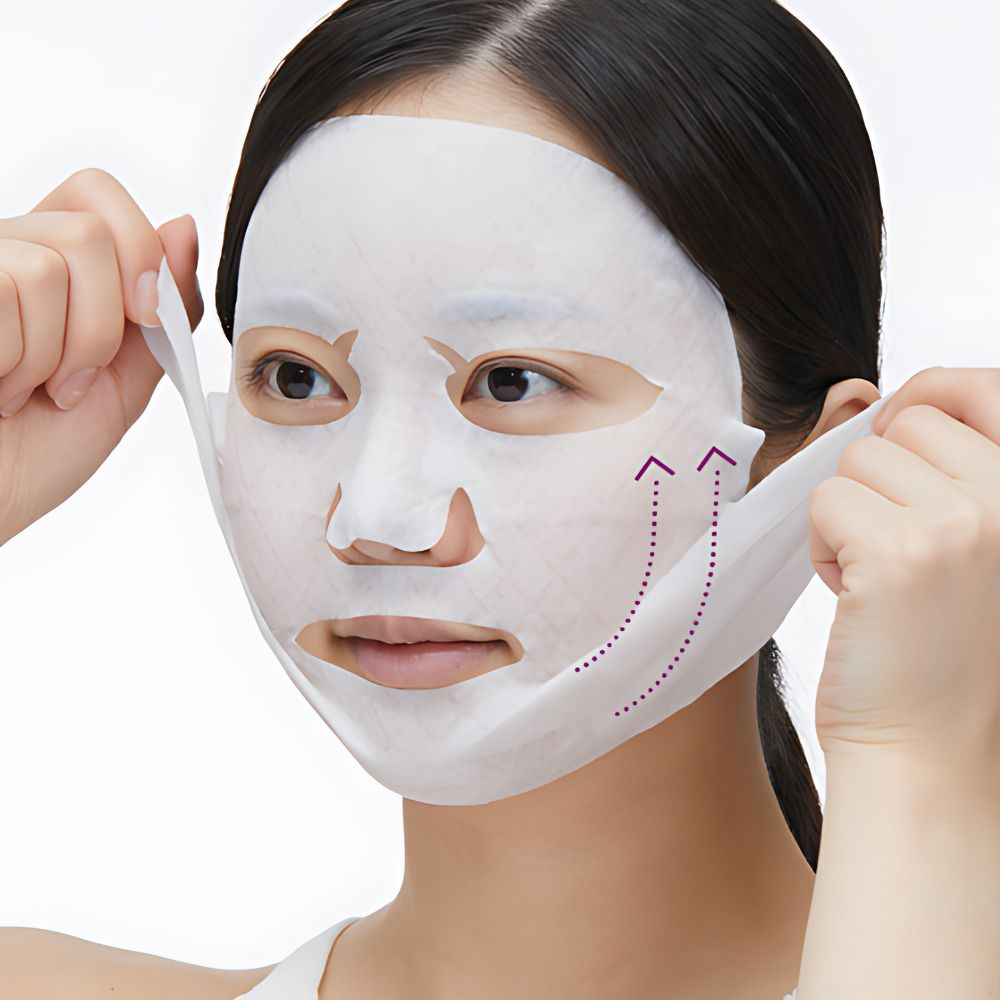 Masque facial blanc sur le visage d'une personne. Le masque est tiré vers le haut sur les joues. Flèches directionnelles.