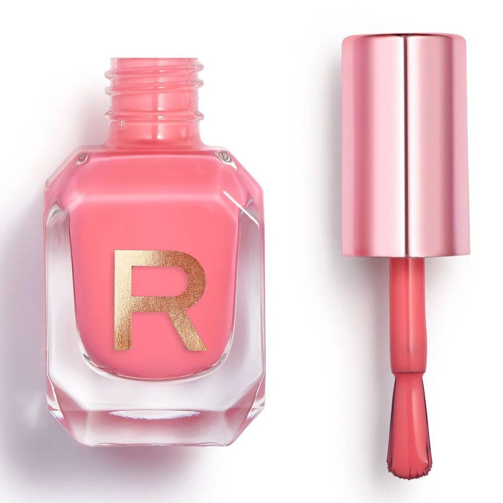 Een flesje roze nagellak met een gouden 'R'-logo en een open kwastje ernaast.