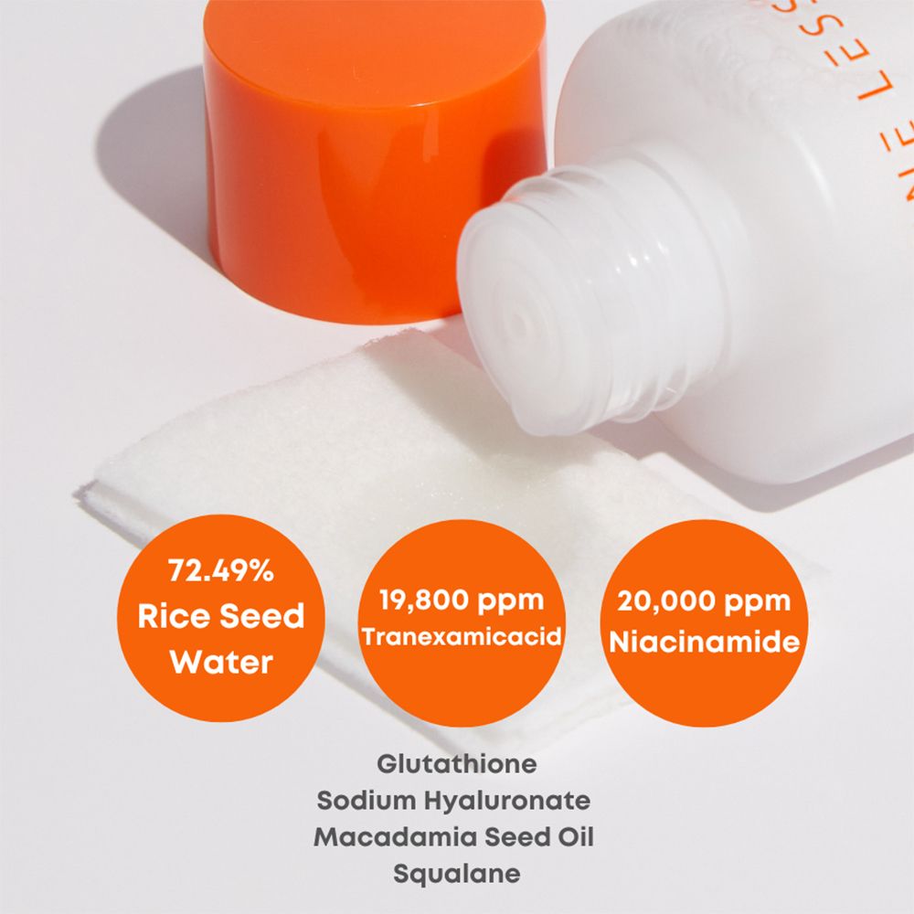 Close-up van NINE LESS Mela-Pro Rice & TXA Toner, dop en wattenschijfje. Cirkels tonen ingrediënten: rijstwater, tranexaminezuur, niacinamide.