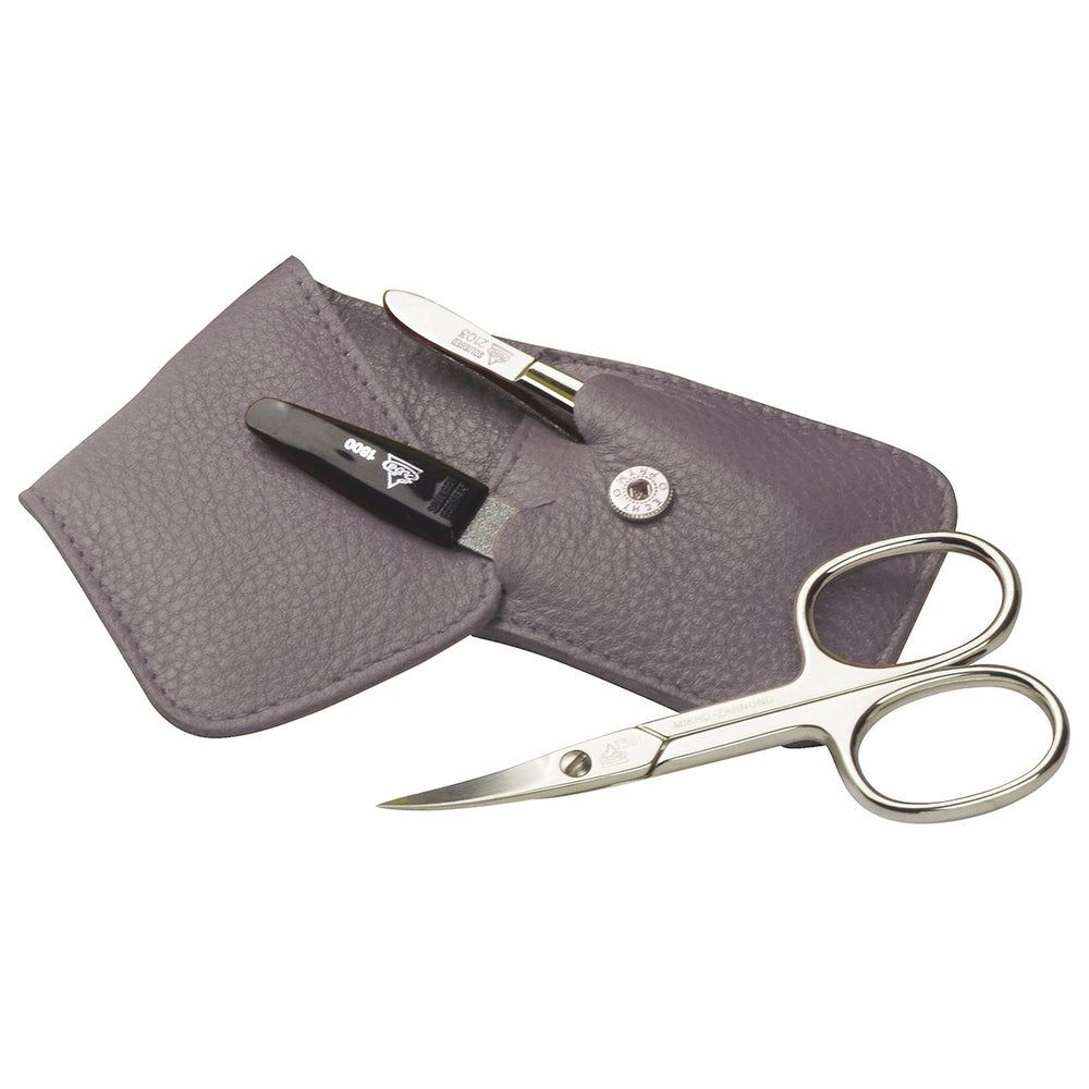 Étui en cuir gris avec ciseaux à manucure, lime à ongles et coupe-ongles.