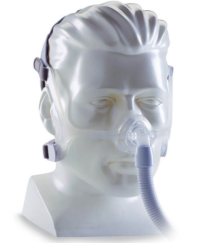 Masque nasal avec cadre en silicone et raccord de tuyau, monté sur une tête de mannequin.