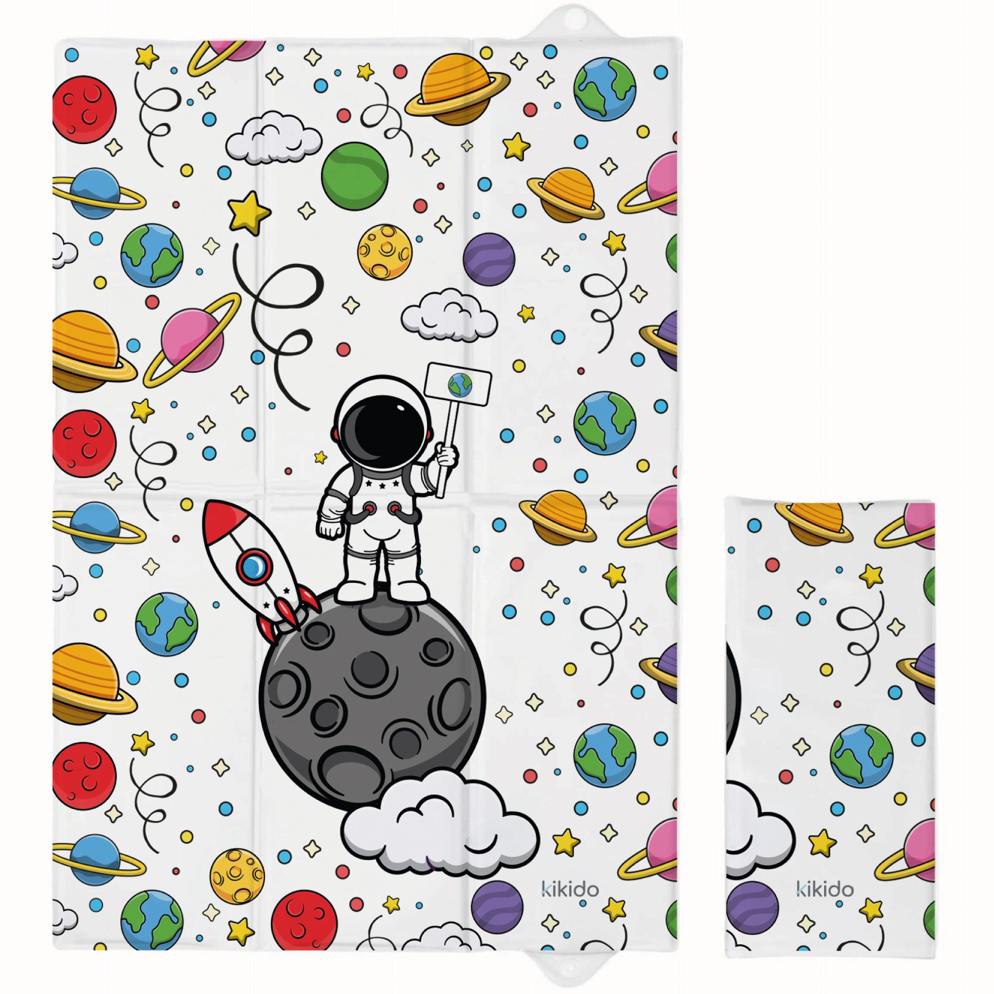 Matelas à langer avec motif astronaute, 40x60 cm. Fusée, lune, planètes et étoiles. Logo Kikido.