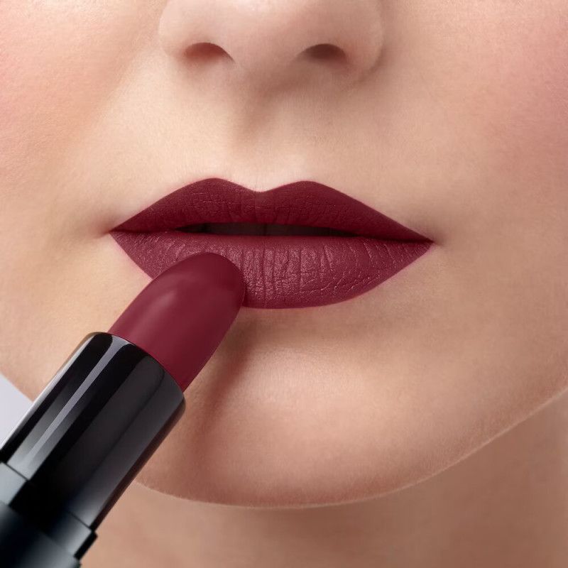 Lippen met donkerroze, matte lipstick.