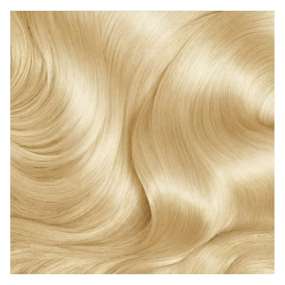 Lichtblond haar, golvend en glanzend. De haarstructuur is duidelijk zichtbaar.