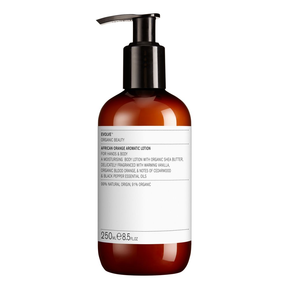 Bruine fles met zwarte pomp. Opschrift: African Orange Aromatic Lotion. Bevat biologische sheaboter en essentiële oliën.