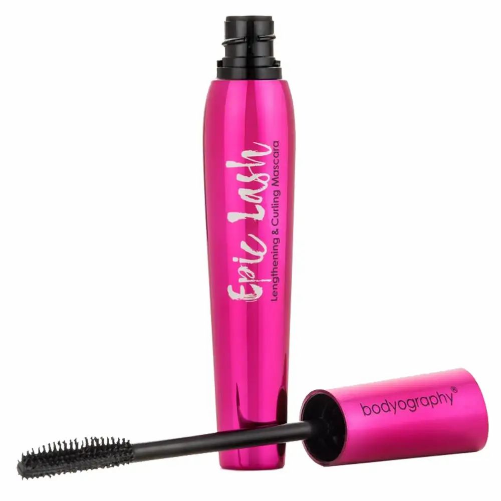 Roze mascara met open borstel. De houder draagt de tekst "bodyography" en "Epic Lash Lengthening & Curling Mascara".