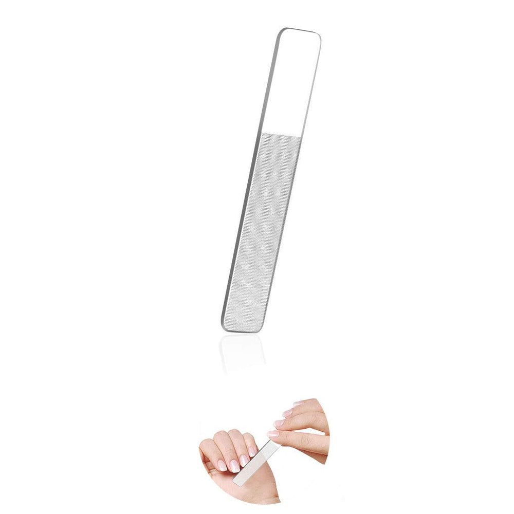 Glazen nagelvijl met nano-coating. Rechthoekige vorm, zilverkleurig. Getoond in gebruik.