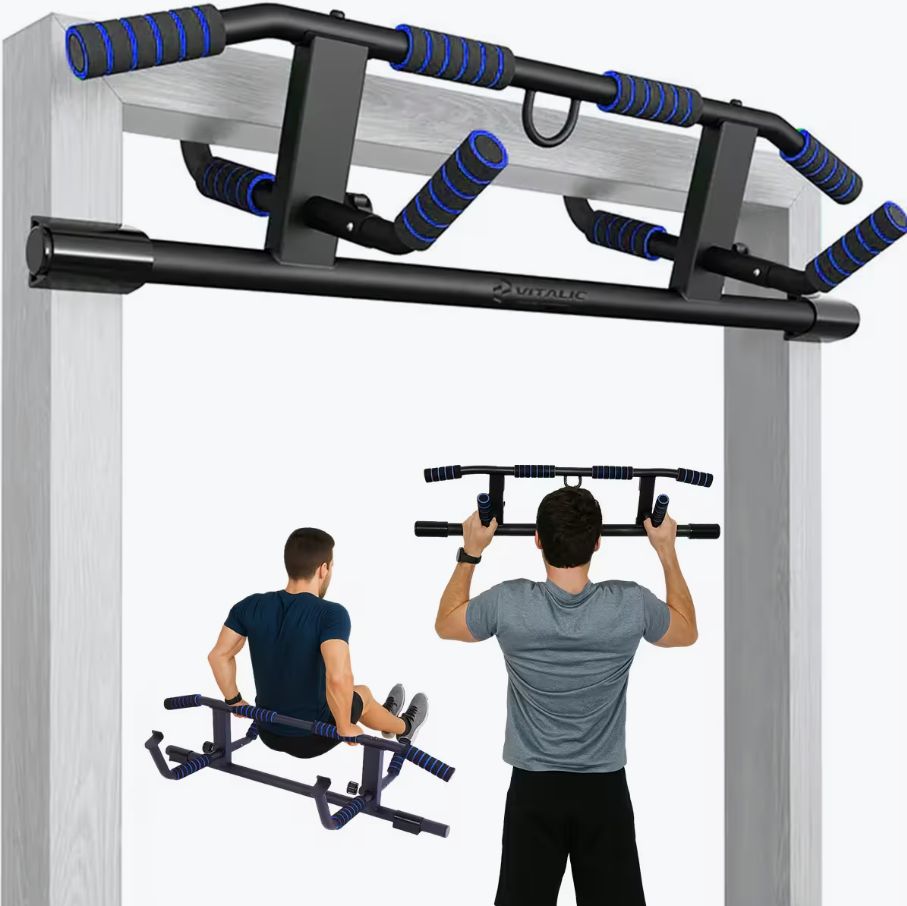 Barre de traction pour cadre de porte. Structure métallique noire avec poignées bleues. Deux personnes démontrent l'utilisation.