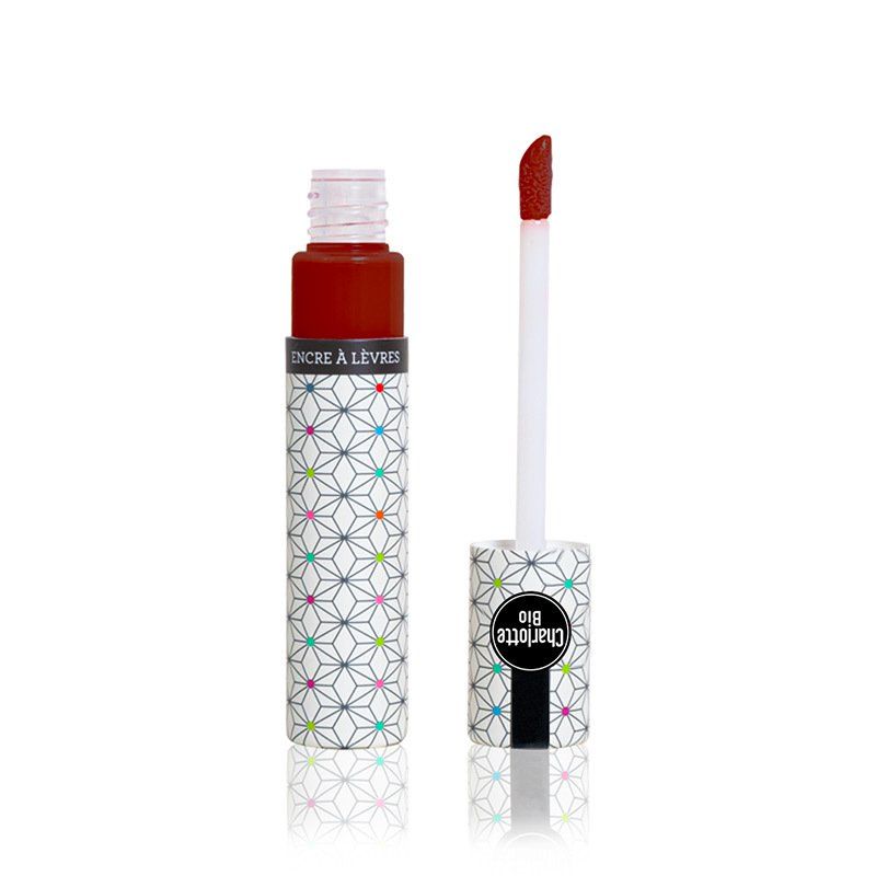Lipinktflacon met applicator. Fles met geometrisch patroon, rode inhoud. Applicator met rode punt. Opschrift: Encre à Lèvres, Charlotte Bio.