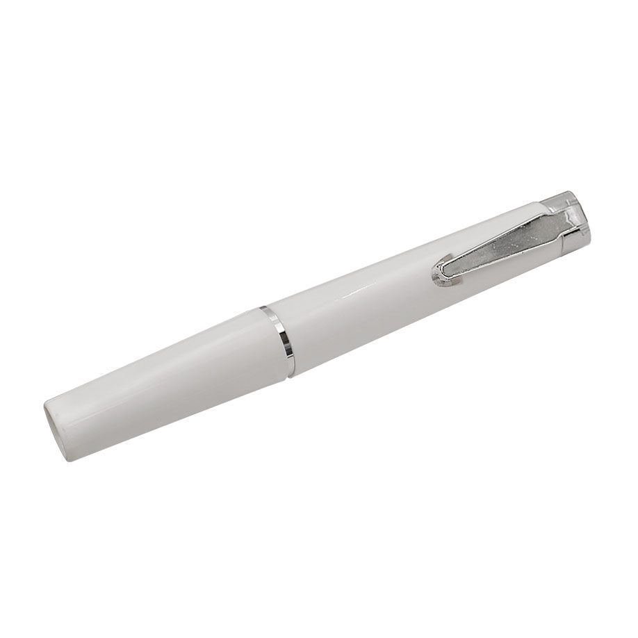 Een witte pen met zilveren clip en zilveren ring.
