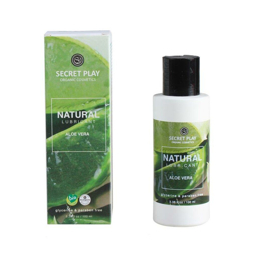 Fles en verpakking. Opschrift: "Natural Lube Aloe Vera". Bio-keurmerk. Merk: Secret Play. Witte fles, zwarte dop.